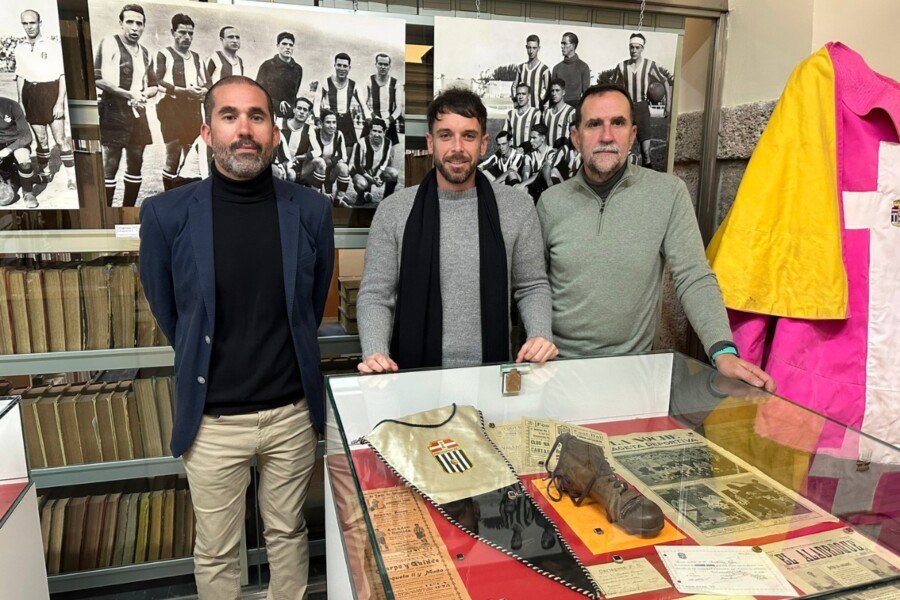 Una exposición muestra la historia del fútbol cartagenero con camisetas e imágenes del Efesé, el Cartagonova o el Naval