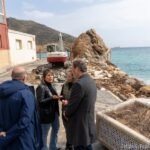 El Ayuntamiento de Cartagena ejecuta obras de emergencia en la escollera del Portús y arreglará la escalera de acceso a la playa