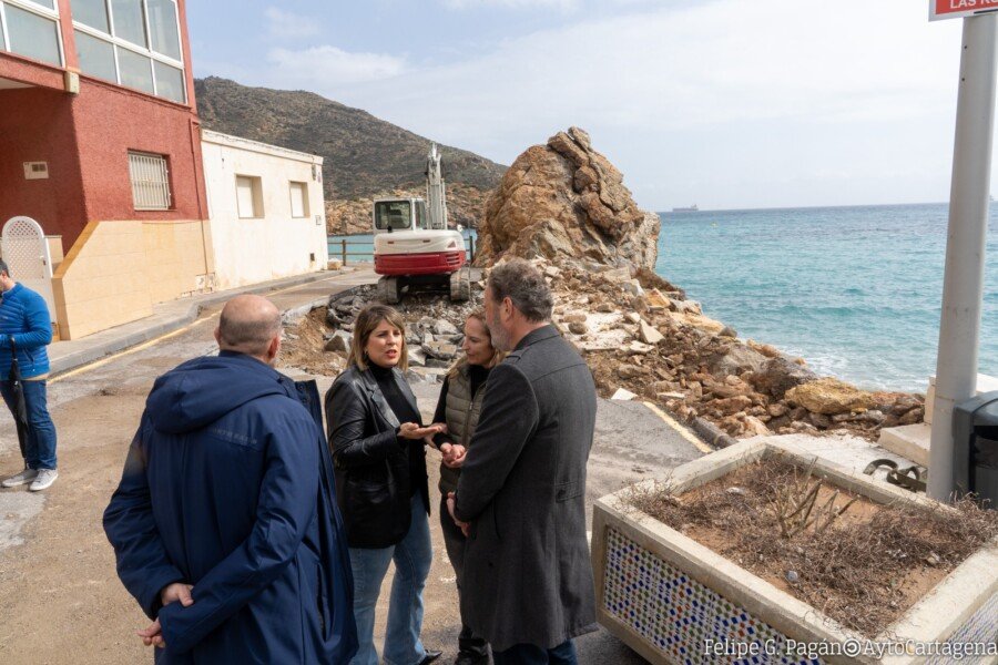 El Ayuntamiento de Cartagena ejecuta obras de emergencia en la escollera del Portús y arreglará la escalera de acceso a la playa
