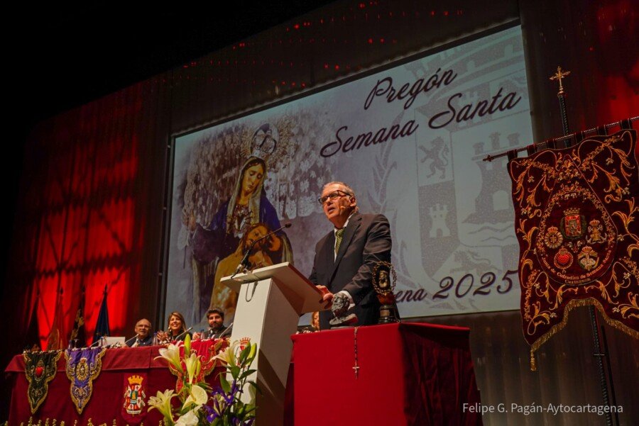 Wandosell dedica a sus progenitores un pregón que evoca la herencia cofrade de la Semana Santa de Cartagena