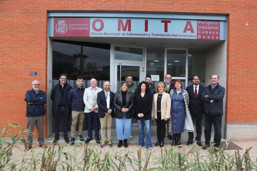 Empresas y trabajadores del Cabezo Beaza disponen desde hoy de una oficina para los trámites municipales