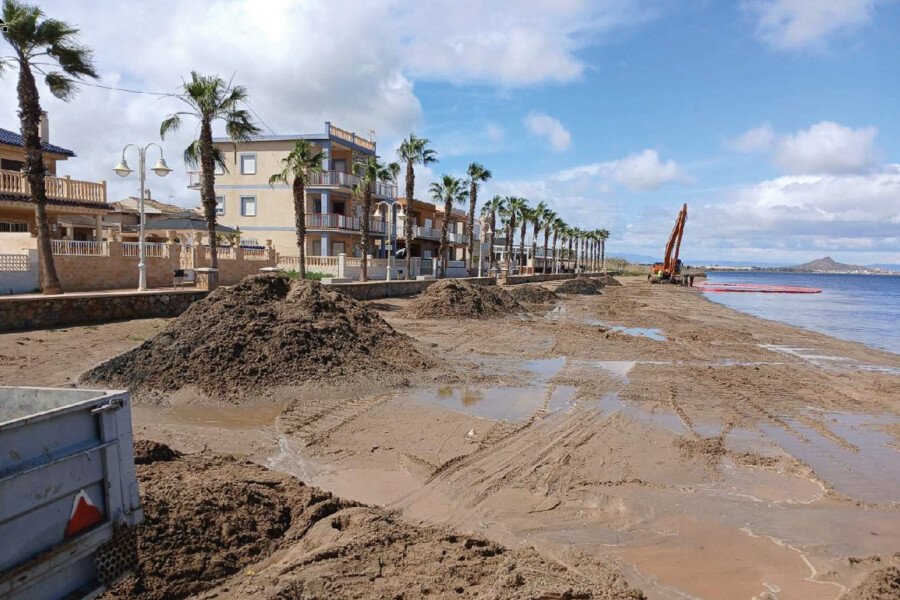 El Ayuntamiento recupera del mar mil toneladas de arena para regenerar Los Nietos y La Gola