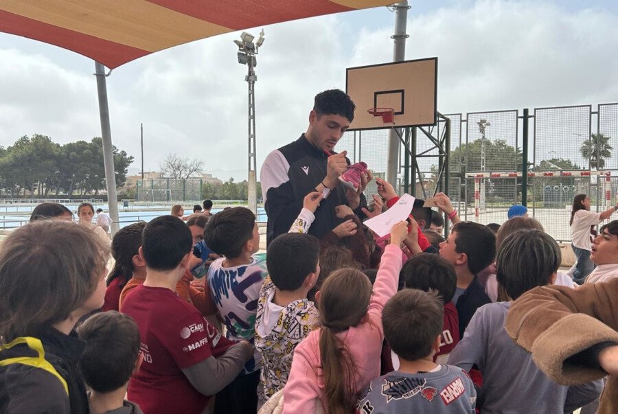 Alumnos de Salesianos y jugadores del Cebé disfrutan de una gran jornada de baloncesto