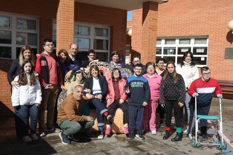 La alcaldesa reafirma el compromiso municipal con las viviendas y centro de día que Asido construye en El Bohío en una parcela municipal