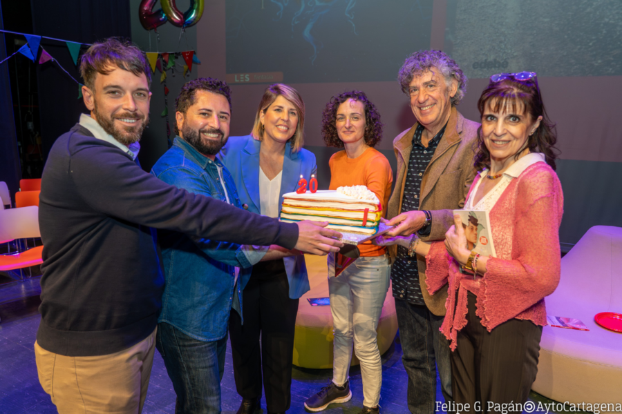 Más de mil jóvenes conversan con los finalistas del Premio Hache y celebran los 20 años del proyecto municipal de educación lectora Más de mil jóvenes conversan con los finalistas del Premio Hache y celebran los 20 años del proyecto municipal de educación lectora