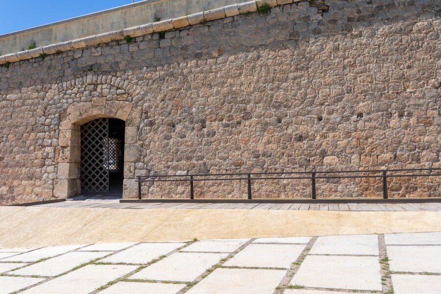 Reabre la puerta del Socorro con sus dimensiones originales y el suelo del siglo XVIII Reabre la puerta del Socorro con sus dimensiones originales y el suelo del siglo XVIII