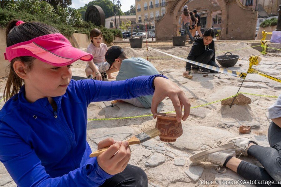 Alumnos de 1º de ESO del IES El Bohío se convierten en arqueólogos por un día Alumnos de 1º de ESO del IES El Bohío se convierten en arqueólogos por un día