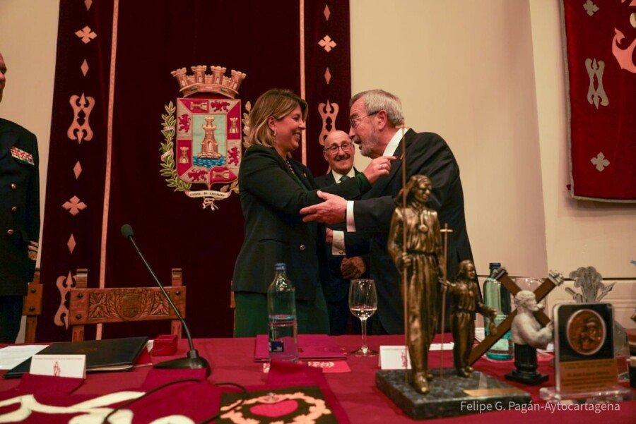 El Procesionista del Año 2025 recibe su Premio en el acto institucional que cada edición acoge el Palacio Consistorial