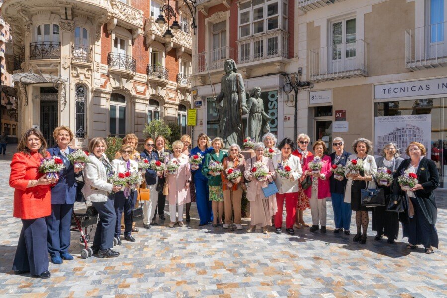 Alcaldesa y Nazarenas Mayores comparten su pasión por la Semana Santa Cartagenera