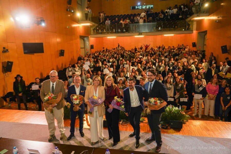 La alcaldesa destaca el prestigio creciente y la empleabilidad de la FP durante la graduación del CIFP Carlos III La alcaldesa destaca el prestigio creciente y la empleabilidad de la FP durante la graduación del CIFP Carlos III