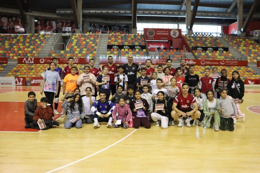 Alumnos del CEIP Cuatro Santos comparten jornada de fútbol sala con el Jimbee Alumnos del CEIP Cuatro Santos comparten jornada de fútbol sala con el Jimbee
