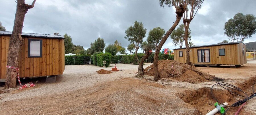 El Ayuntamiento ordena el precinto de aseos en ruina y 80 viviendas prefabricadas instaladas ilegalmente en Villas Caravaning