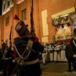 La lluvia obliga a los Californios a recoger antes de tiempo su primera procesión