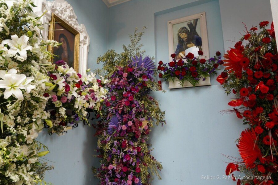 El Callejón de la Soledad luce una ornamentación floral especial con motivo de la Semana Santa