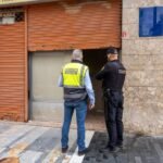 Agentes del Ayuntamiento de Cartagena colaboran con Policía Nacional en el registro de un club de fumadores del casco histórico