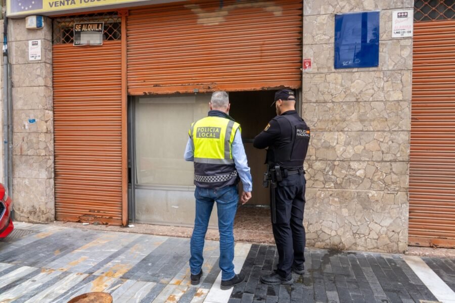 Agentes del Ayuntamiento de Cartagena colaboran con Policía Nacional en el registro de un club de fumadores del casco histórico Agentes del Ayuntamiento de Cartagena colaboran con Policía Nacional en el registro de un club de fumadores del casco histórico