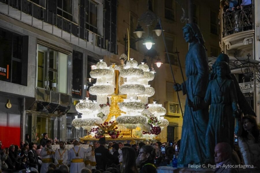 Los tres Apóstoles desfilan hasta Santa María para escoltar esta noche a la Virgen del Primer Dolor