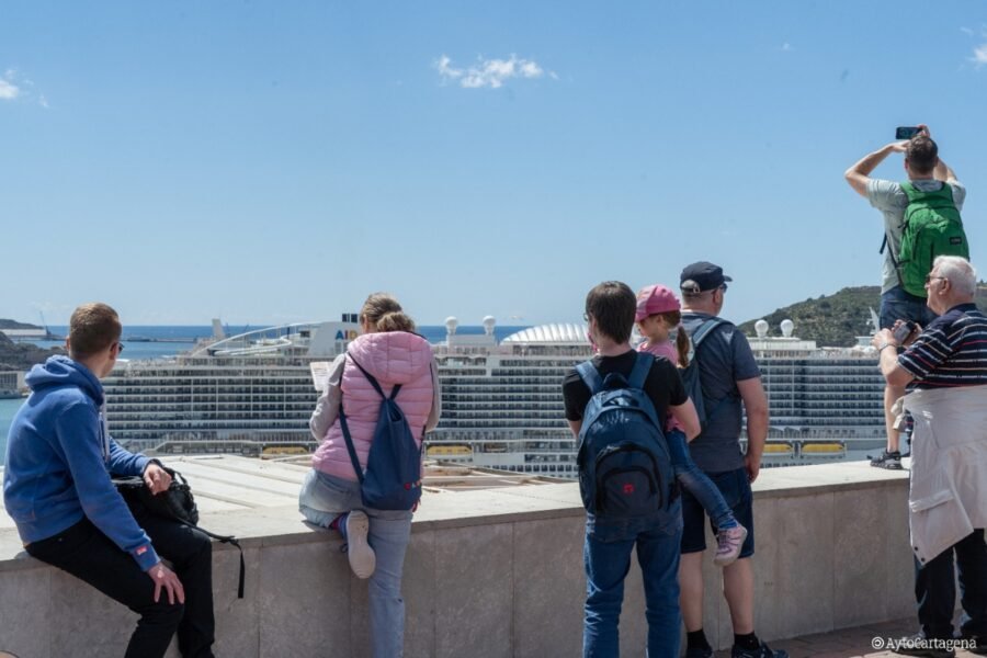 Turistas y visitantes inundan Cartagena esta Semana Santa: hoteles llenos y 9.000 cruceristas en Miércoles Santo