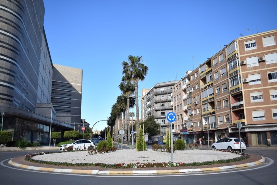 El Ayuntamiento renueva la rotonda en el cruce de Santiago Ramón y Cajal con Jorge Juan