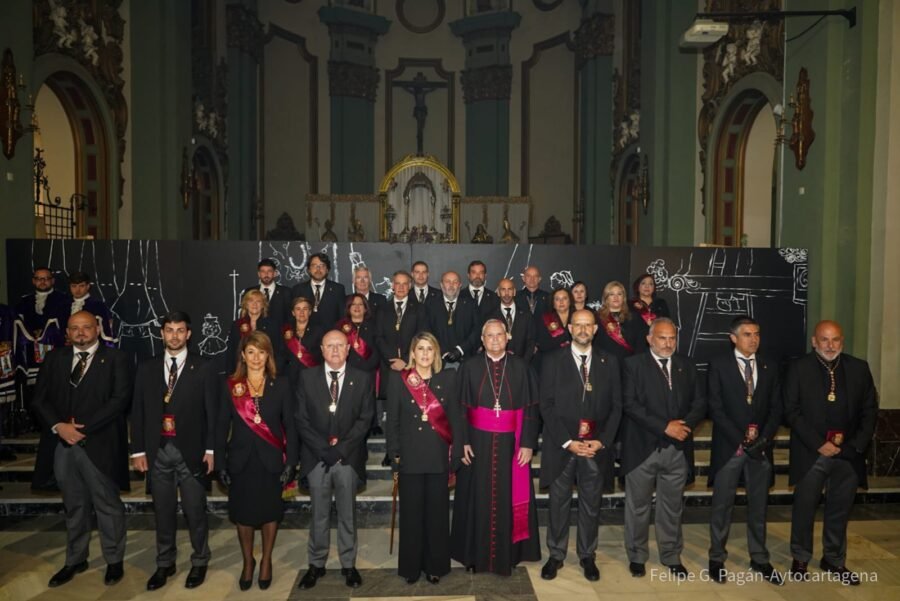 La corporación municipal sigue al Santo Sepulcro en la procesión del Viernes Santo