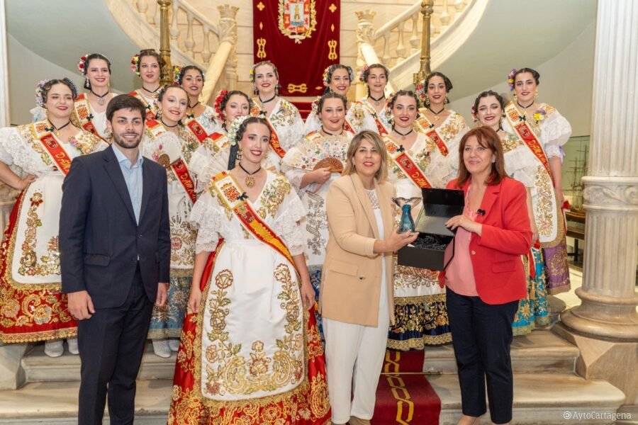 La alcaldesa recibe a la Reina de la Huerta y su Corte de Honor en la primera visita oficial tras su día grande