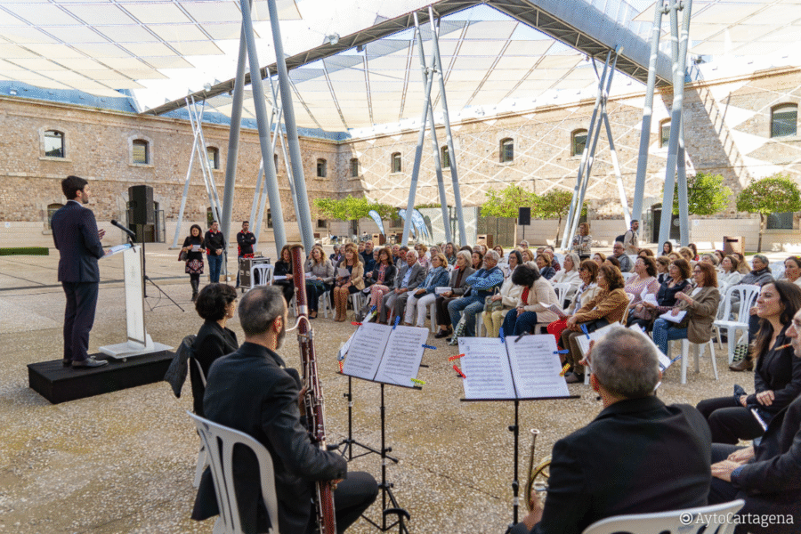 La obra de Carmen Martín Gaite resuena en Cartagena por el Día del Libro con una lectura encadenada
