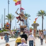 Una falla coronada por un romano sobre un café Asiático emerge en el puerto de Cartagena