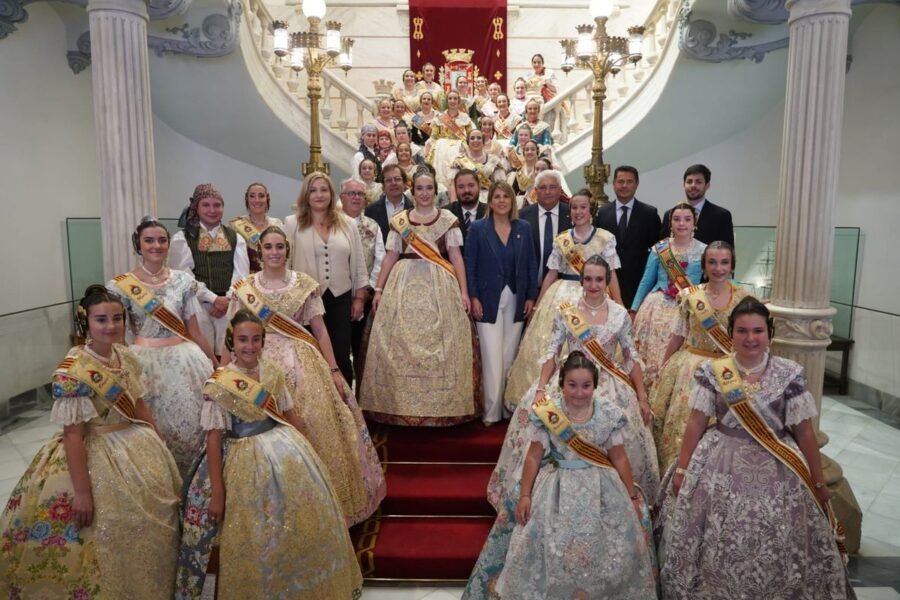 Cartagena inicia sus fallas con la bienvenida a autoridades y festeros valencianos Cartagena inicia sus fallas con la bienvenida a autoridades y festeros valencianos