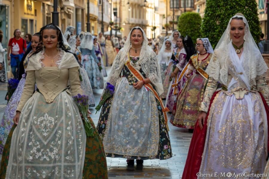 Mil falleros de Valencia protagonizan una ofrenda a la Virgen en Cartagena