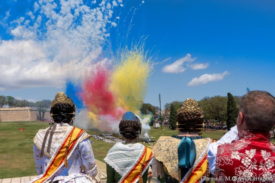 Falleros disparan en Cartagena una mascletá de récord en recuerdo a las víctimas de la dana de Valencia