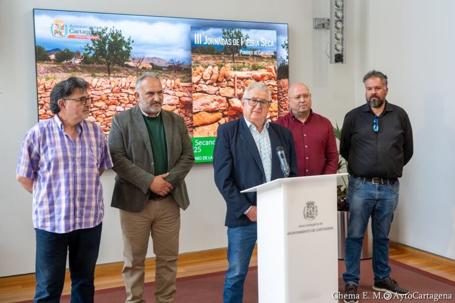 Unas jornadas enseñan el arte constructivo de la piedra seca en el poniente cartagenero