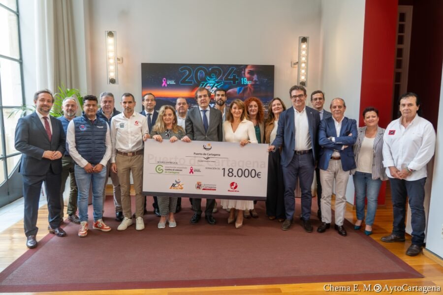 Los organizadores de la 10K Puerto de Cartagena entregan a la Asociación del Cáncer de Mama un cheque por valor de 18.000 euros Los organizadores de la 10K Puerto de Cartagena entregan a la Asociación del Cáncer de Mama un cheque por valor de 18.000 euros