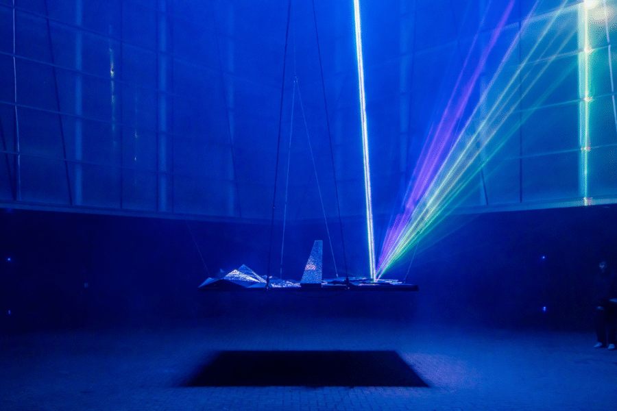 Una instalación de arquitectura de luz, biblioteca de cuerdas y nudos o un espectáculo de títeres marcan el inicio de Mucho Más Mayo