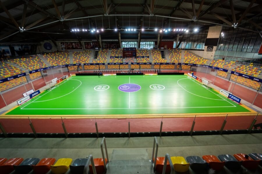 El Palacio de Deportes de Cartagena luce una pista verde para la Copa de la Reina de fútbol sala El Palacio de Deportes de Cartagena luce una pista verde para la Copa de la Reina de fútbol sala