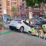 Bomberos de Cartagena desatascan un coche atrapado en las escaleras de un hipermercado Bomberos de Cartagena desatascan un coche atrapado en las escaleras de un hipermercado