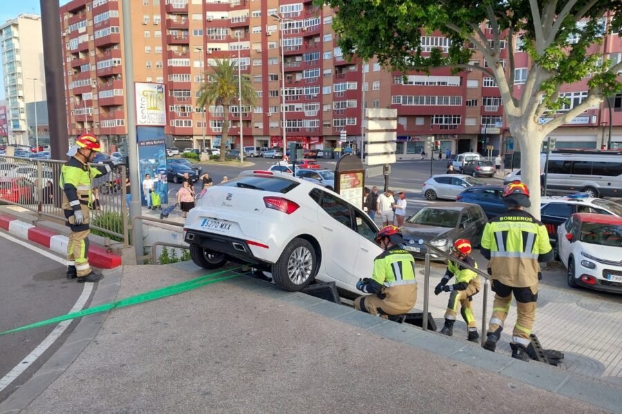 Bomberos de Cartagena desatascan un coche atrapado en las escaleras de un hipermercado Bomberos de Cartagena desatascan un coche atrapado en las escaleras de un hipermercado
