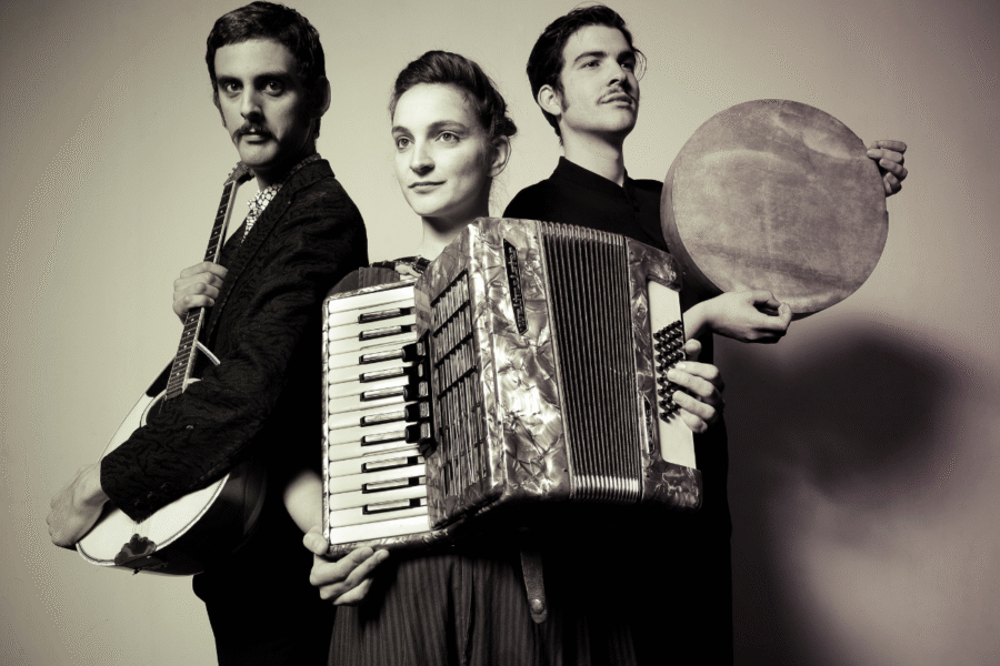 Performances en la calle y títeres con música en directo este sábado en Mucho Más Mayo, que amplía las plazas de sus actividades