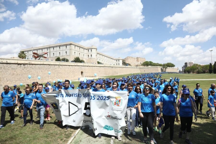Cientos de personas recorren el casco histórico de Cartagena en apoyo a Autismo Somos Todos