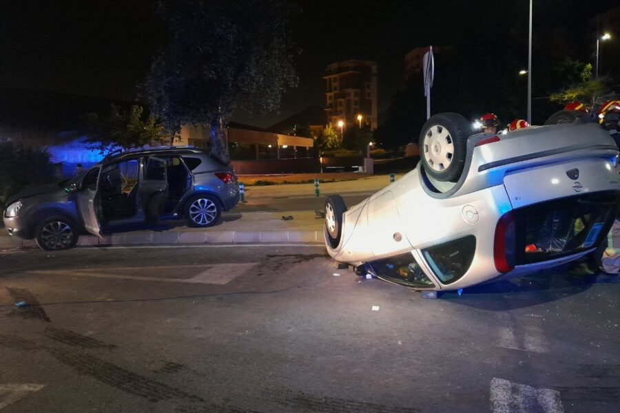 Bomberos y Policía Local intervienen la madrugada del sábado en un accidente en la avenida del Cantón