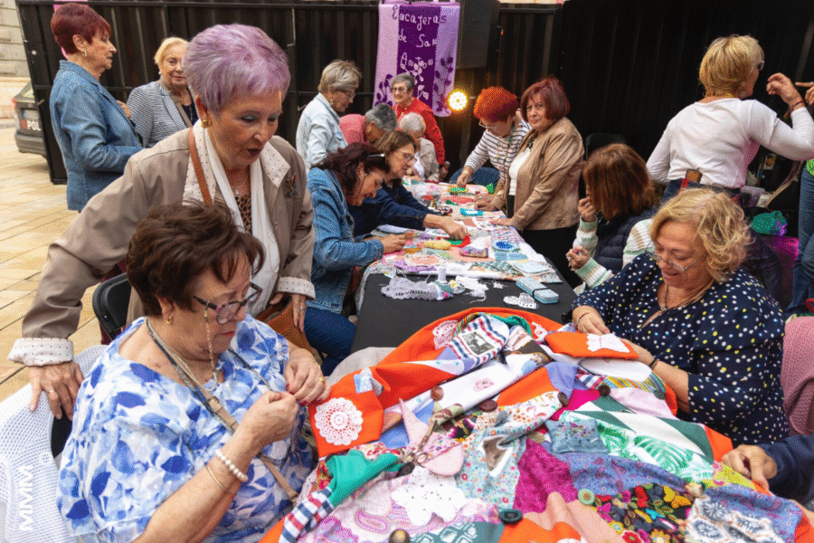 Mucho Más Mayo teje recuerdos y experiencias a través del laboratorio ciudadano de patchwork Mucho Más Mayo teje recuerdos y experiencias a través del laboratorio ciudadano de patchwork