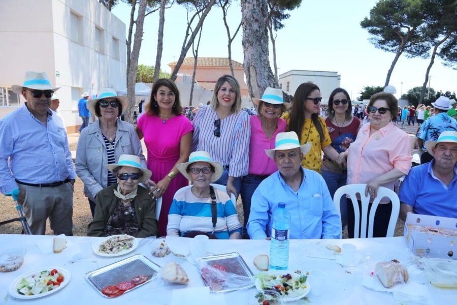 La alcaldesa acompaña a los mayores del municipio en su tradicional convivencia en Los Urrutias