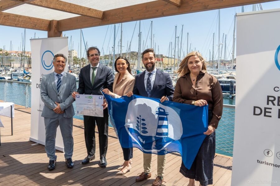 Cartagena recibe sus 10 banderas azules y lidera este tipo de distintivos en la Región de Murcia