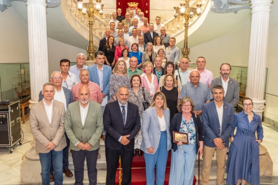 El Ayuntamiento reconoce el trabajo de medio centenar de empleados públicos jubilados