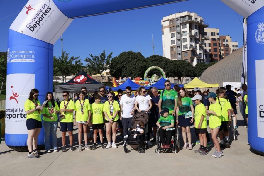 700 personas participan en la marcha solidaria ‘Un rayo de luz para Helia’
