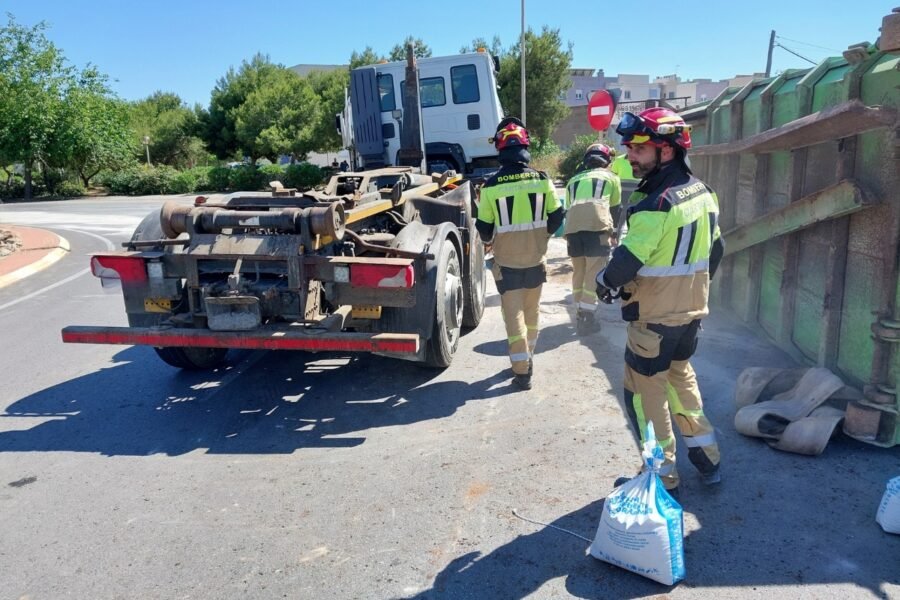 Bomberos y Policía Local de Cartagena rescatan a una mujer en un incendio de vivienda y atienden un accidente con vuelco de camión