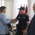 La alcaldesa felicita al policía local que salvó a una mujer de un incendio