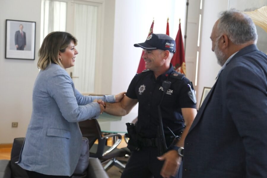 La alcaldesa felicita al policía local que salvó a una mujer de un incendio