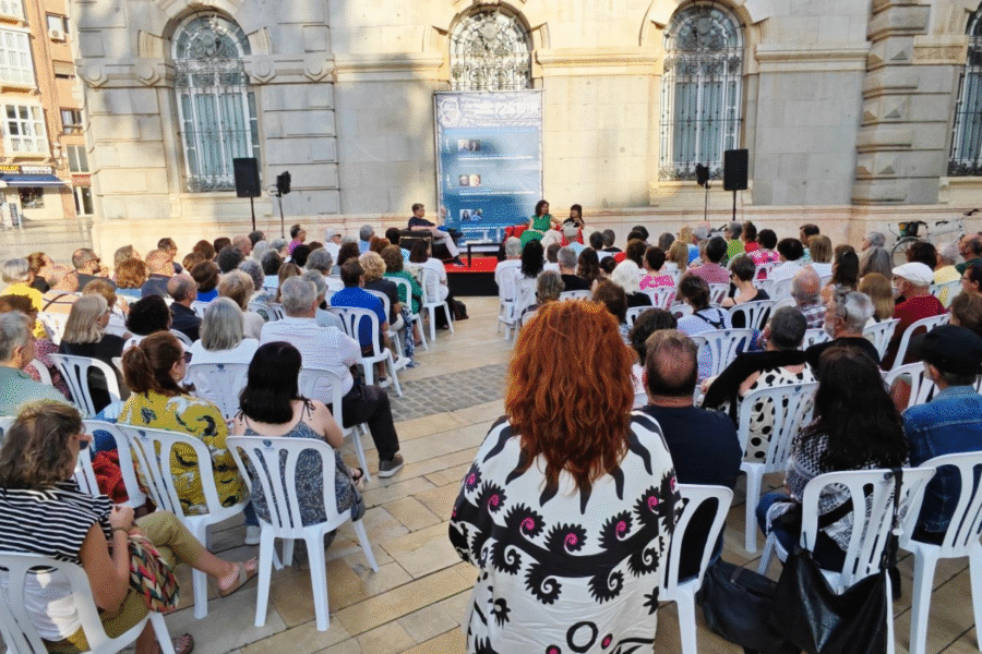Cartagena Piensa reflexiona a pie de calle con periodistas, escritores y divulgadores Cartagena Piensa reflexiona a pie de calle con periodistas, escritores y divulgadores