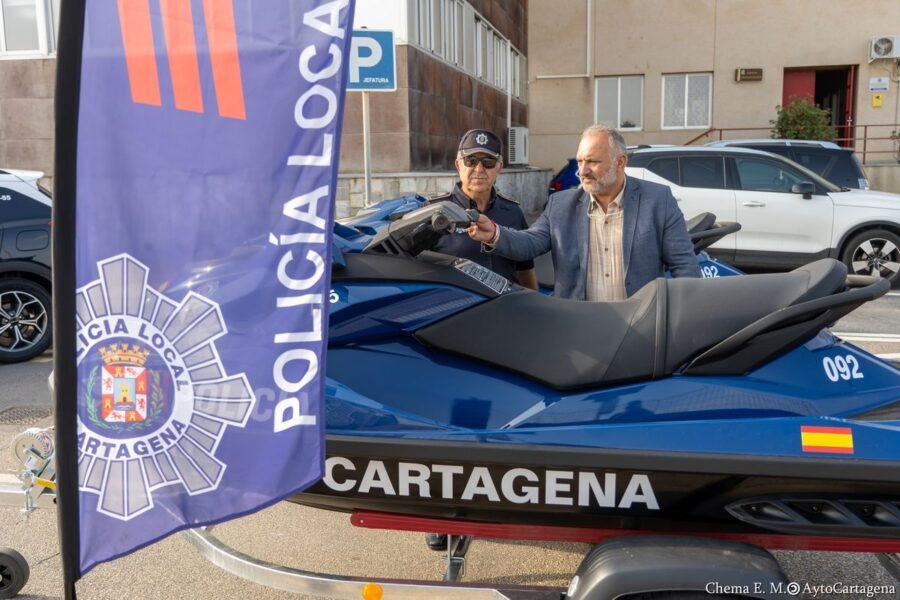 El Ayuntamiento refuerza la Policía Local con nuevos vehículos y equipamiento que se aproximan a los 175.000 euros de inversión El Ayuntamiento refuerza la Policía Local con nuevos vehículos y equipamiento que se aproximan a los 175.000 euros de inversión