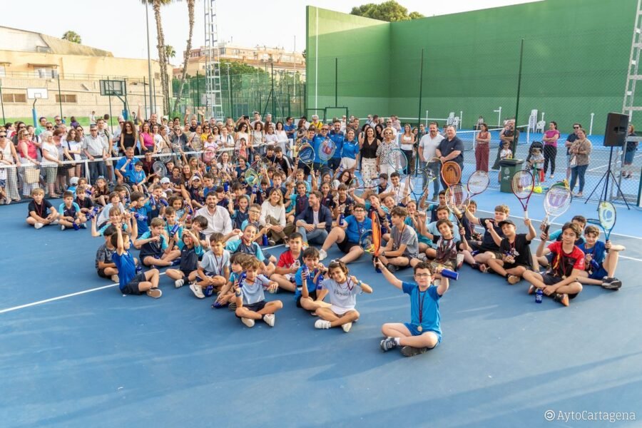 El Ayuntamiento pone en marcha las tres pistas exteriores de tenis del pabellón central tras su reforma integral